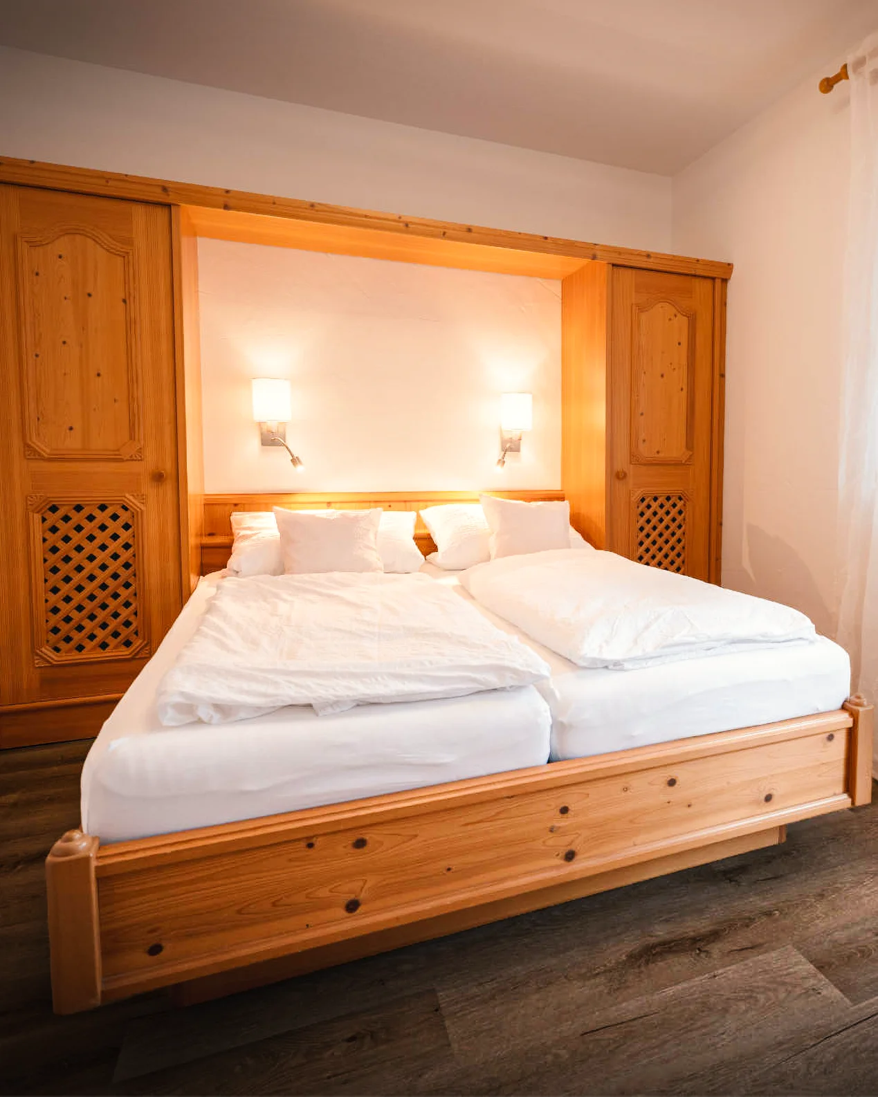 Hell eingerichtetes Doppelzimmer im Hotel Reich mit Holzelementen