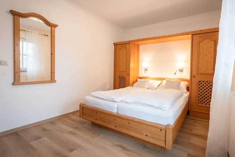 Modernes Doppelzimmer im Hotel Reich mit Blick auf die gepflegte Einrichtung.