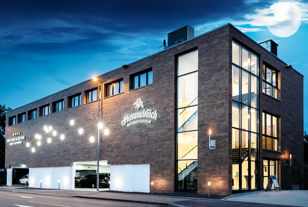 Modernes Backsteingebäude des Restaurants Himmelreich in Schorndorf