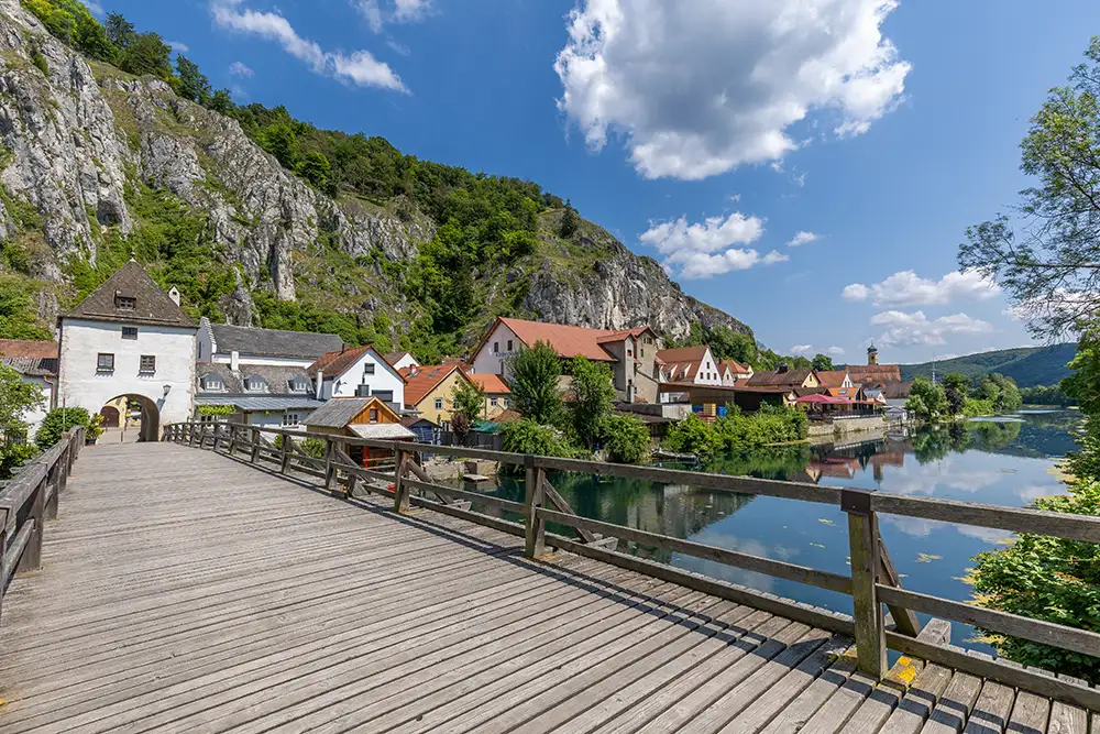 Blick auf eine markante Felsformation im Altmühltal nahe Gunzenhausen
