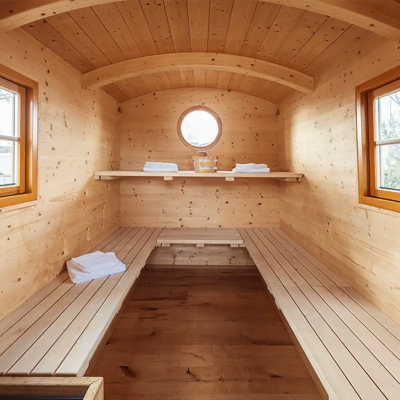 Innenansicht der hölzernen Sauna im Saunawagen auf dem Campingplatz.